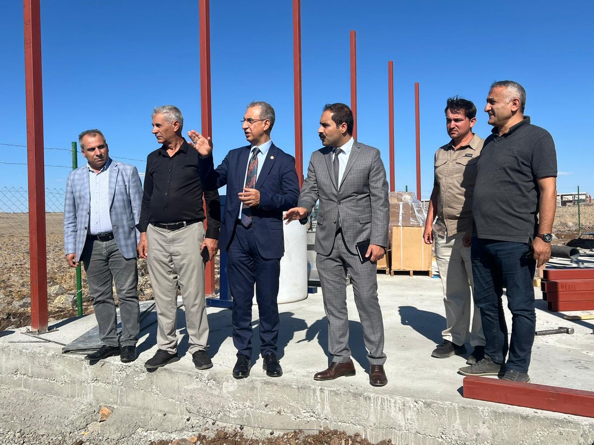 ProfDrDusak's tweet photo. OSB Müdürümüz Hasan Pirinç ile birlikte, Sanayi ve Teknoloji Bakanlığımız tarafından hayata geçirilen çevre dostu Atıksu Arıtma Tesisi inşaatını yerinde inceledik.

İlçemizin sanayi altyapısına değer katacak bu yatırım, hem çevremizi koruyacak hem de üretim kapasitemizi artıracak önemli bir projedir.

#Şanlıurfa #Siverek #OSB #TürkiyeYüzyılı #EserSiyaseti

@mfatihkacir @TCSanayi @hasanprnc