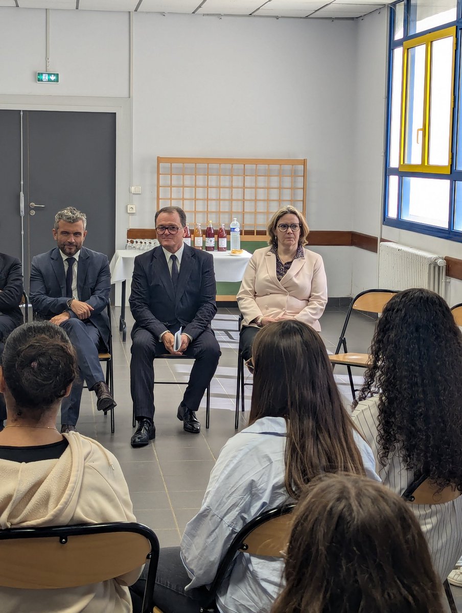 ac_orleanstours's tweet photo. L'option santé en lycée
Le recteur @PhiAgresti s’est rendu à la cité scolaire É. Zola de Châteaudun(28).
Il a échangé avec les 32 élèves inscrits à l'option santé, ainsi qu'avec l’équipe pédagogique investie dans ce dispositif qui ouvre des perspectives vers les métiers du soin⚕️ https://t.co/uGdt5nD6Hb