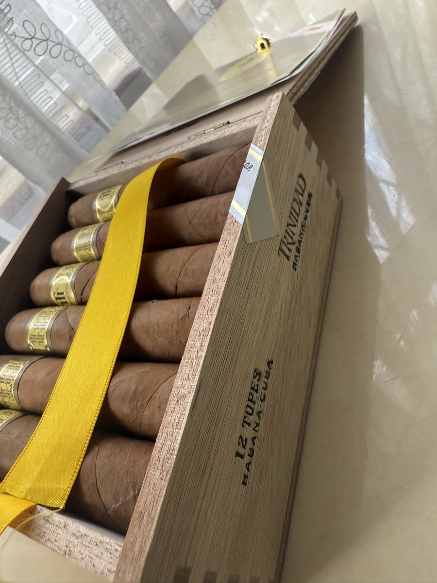 makaumutua's tweet image. For CIGAR connoisseurs ONLY.  Sigara Kubwa! @HassanAliJoho