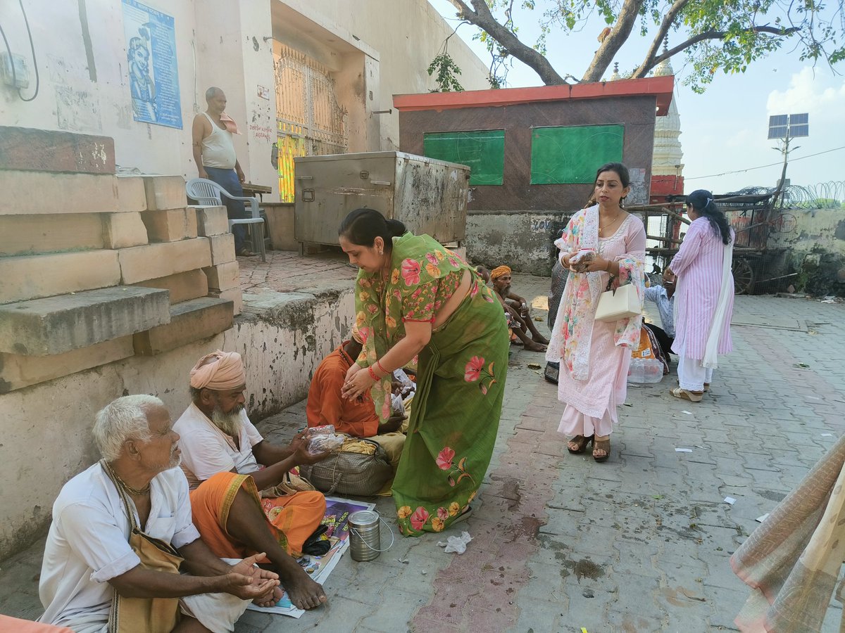 BJPMM_Mathura's tweet photo. "#सेवा_ही_धर्म, #सेवा_ही_कर्म"
 आजवृन्दावन के बाढ़ग्रस्त परिक्रमा मार्ग क्षेत्र, जमुना किनारे में स्थापित राहत आश्रय/बाढ़ शरणालय स्थल का निरीक्षण कर बाढ़ प्रभावित परिवारों से कुशलक्षेम जाना और उन्हें भोजन वितरण एवं मेला महिलाओं को सैनिटरी पैड  वितरण किया।#VrindavanFlood2025 https://t.co/KfUw1jR1Kg