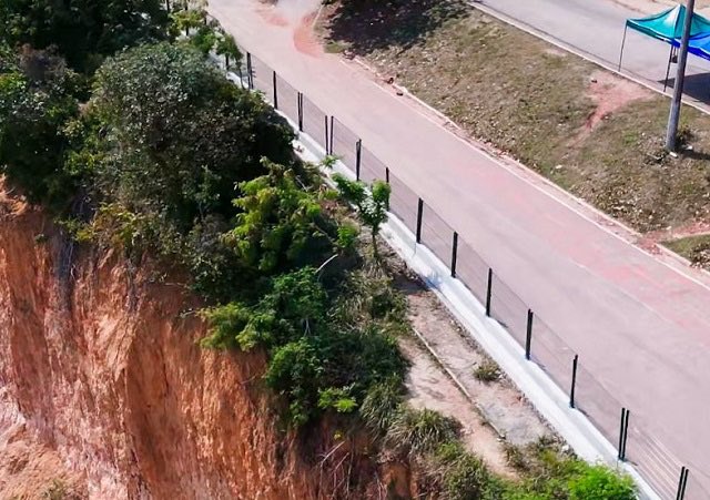 > <a href="/Leobezerra1/">Leo Bezerra</a> destaca proteção ambiental e segurança dos visitantes, em obras na falésia do Cabo Branco, em João Pessoa: carlosmagno.com.br/noticias/23967…