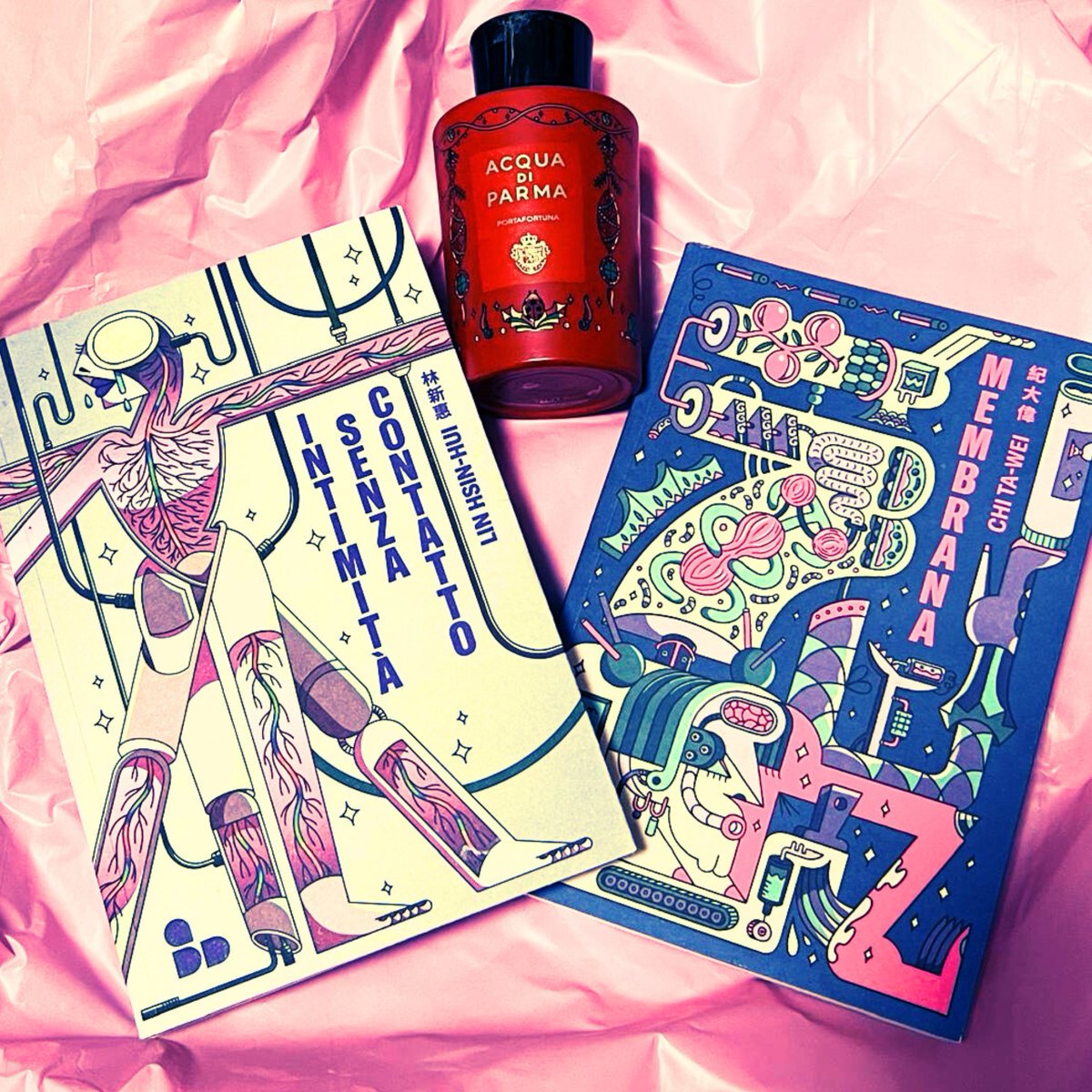 👾 Hsin-hui &amp; I are both authors at <a href="/add_editore/">add editore</a> !
Her [Intimità senza contatto]  &amp; my #Membrana, published in Italy, are are available at #fembooks #女書店 in Taipei. 🇮🇹💜🏳️‍⚧️🏳️‍🌈🇹🇼
instagram.com/p/DOdjkXUgS-Q/…