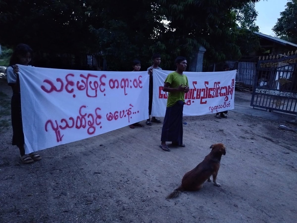 KYITHAR95368969's tweet photo. Pro-democracy residents from a village of #Yinmarbin Twp, #Sagaing Region, regularly staged an evening strike to overthrow the #MilitaryDictatorship on Sep11.

#WarCrimesOfJunta      
#2025Sep11Coup                                                   
#WhatsHappeningInMyanmar https://t.co/ndhTmEWHPg