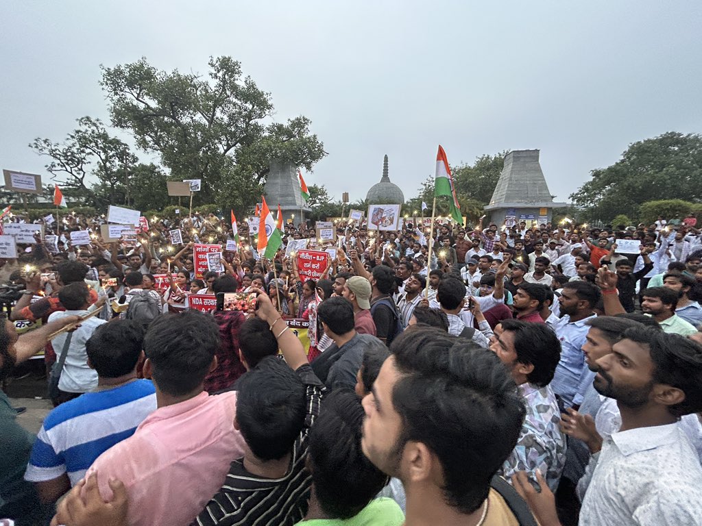 कल जिस तरह से भूमि सर्वेक्षण कर्मियों पर लाठियो की बारिश हुई थी जिसके विरोध में आज पटना के GPO से बुद्धा सम्यक पार्क तक शांतिपूर्ण ढंग से तिरंगा एवं कैंडल मार्च निकल सरकार को ललकारने का काम किया गया।

#LrcPermanent को परमानेंट करो 🚩

<a href="/cpimspeak/">CPI (M)</a> <a href="/RJDforIndia/">Rashtriya Janata Dal</a> <a href="/INCBihar/">Bihar Congress</a> <a href="/Jduonline/">Janata Dal (United)</a>