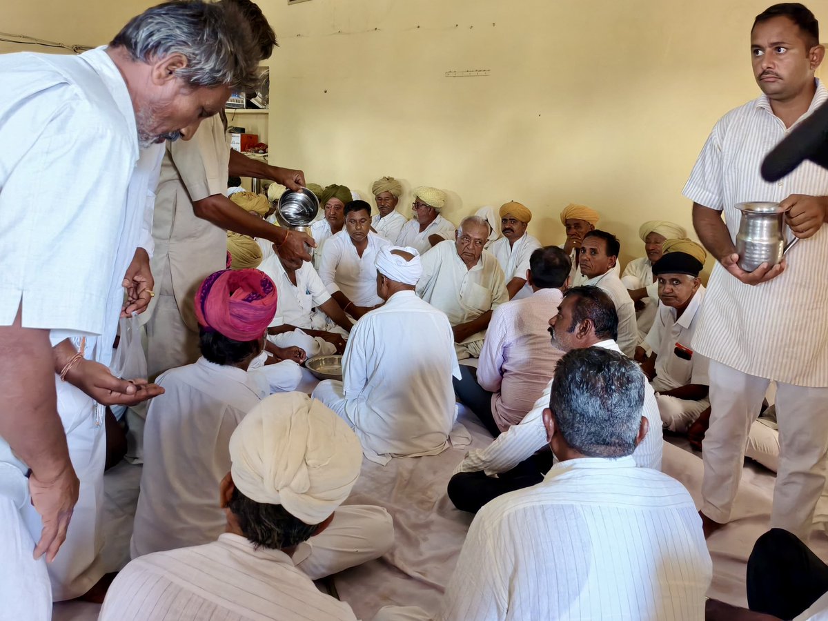 आज शिव विधानसभा क्षेत्र के गाँव कूबडिया में श्री छूगसिंह जी की अंतिम यात्रा में शामिल होकर उन्हें श्रद्धांजलि अर्पित की। 🙏