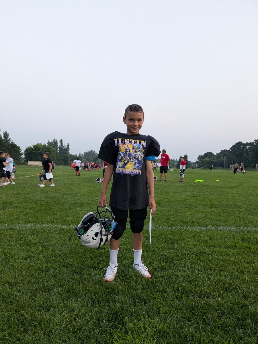 regrams's tweet photo. @rodgers_isaiah My son and I would love to go. He cheers like he tackles - hard! 📣👏🏻

#skol https://t.co/WqLWwVharY