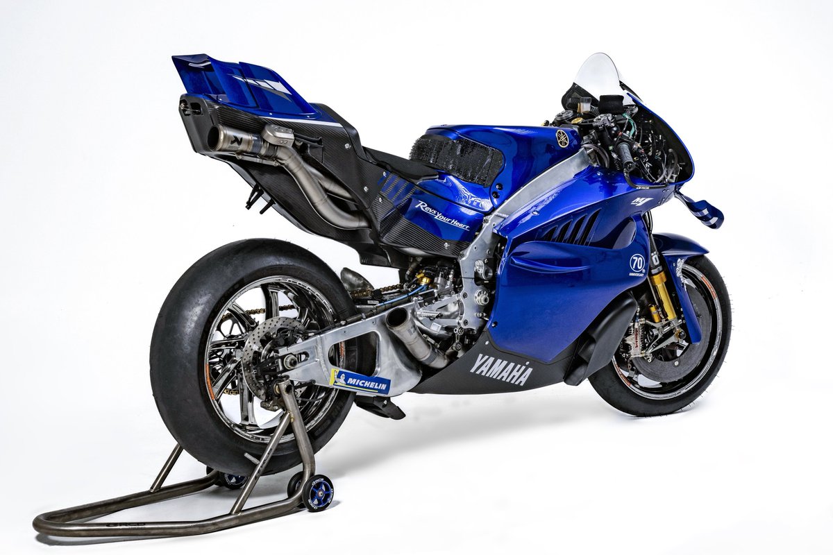 Yamaha akhirnya rilis motor prototype bermesin V4!

Jelang #SanMarinoGP, Yamaha memperkenalkan prototype motor dengan mesin V4, yang akan jalani debutnya di Misano akhir pekan ini.

Motor tersebut merupakan hasil pengembangan Yamaha di tahun ini, dengan Augusto Fernandez sebagai