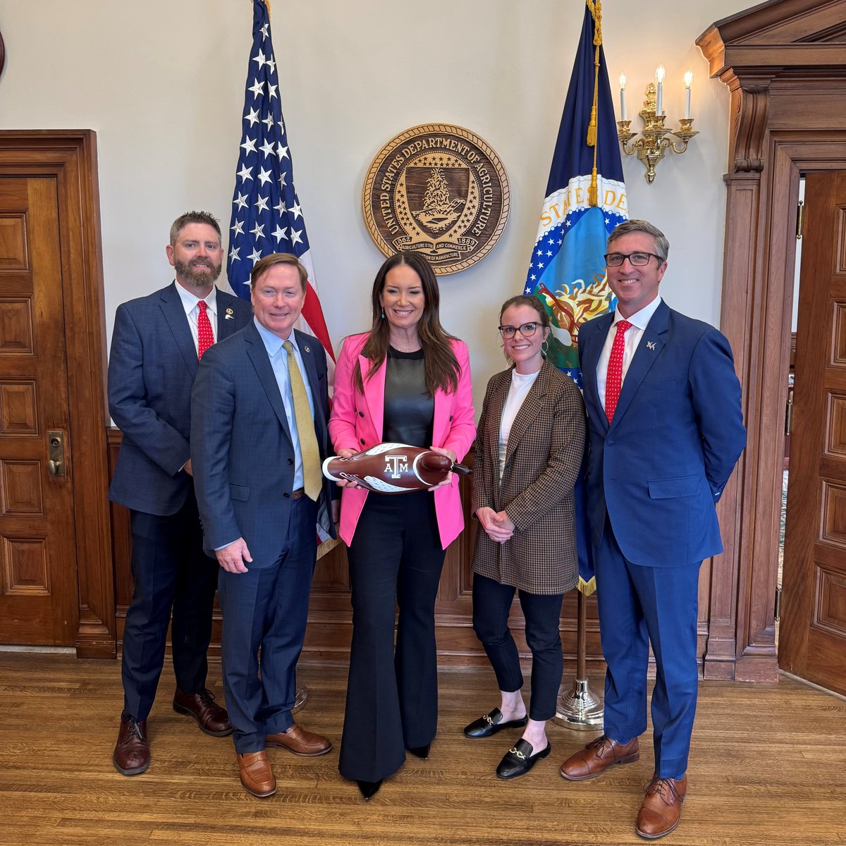 DucksUnlimited's tweet photo. Thanks to @SecRollins for meeting with DU this week at @USDA. We agree that farmers &amp; ranchers are among our nation's best conservationists, and their success is America's success. #DuckPolicy https://t.co/tHTiqnujT2