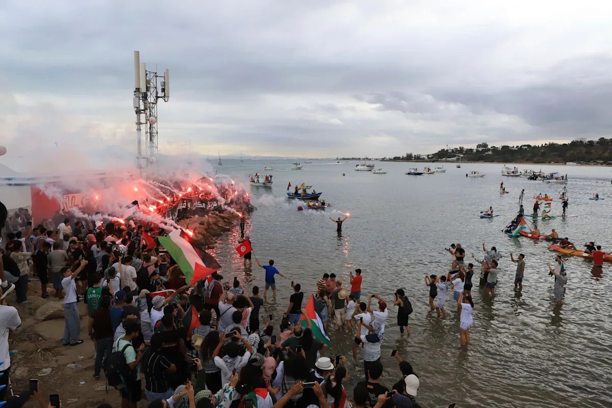 Italy has told Israel to respect the rights of Italians taking part in an activist flotilla that is seeking to break the Israeli blockade of Gaza, after the latest boat was attacked with incendiary devices in Tunisian waters.  
yahoo.com/news/articles/…