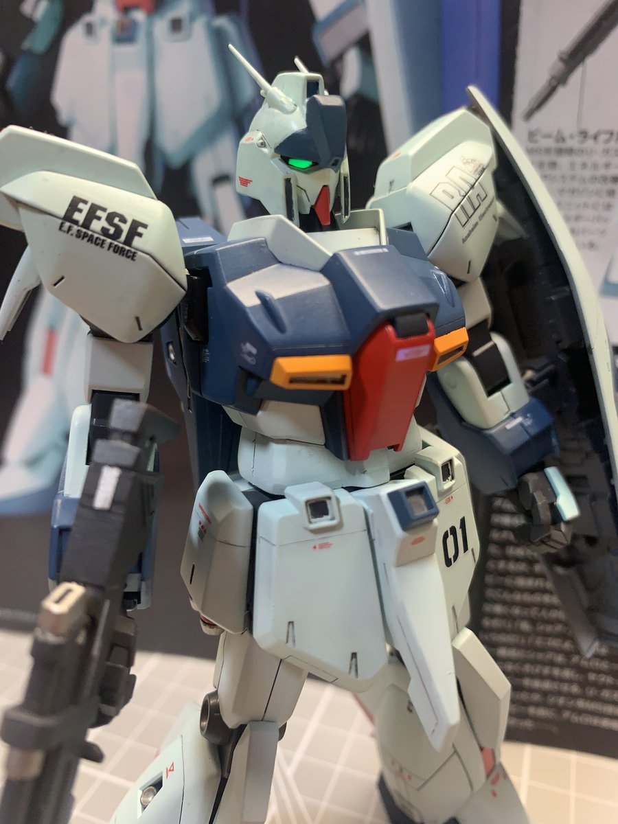 hgucリガズィ完成。メインボディのカラーはガイアノーツのホワイトにエメラルドグリーン少量で調色。今回からデカール貼りにタミヤのマークフィットハードを使用。難しいけど、ピタリと着いてくれる良きアイテムですよ。ツインアイはお決まりのビコーンシステムです。
#ガンプラ好きと繋がりたい