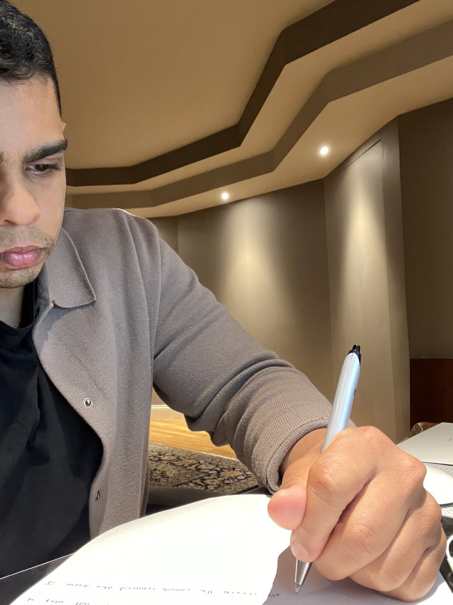 PranavGhatraju's tweet image. Everyone’s blasting cold emails, cold calls, and LinkedIn messages right now.
I’m trying something different.
I started writing short handwritten notes to the people I’d actually want to work with. No pitch, no ask, just a quick note to say hi and open the door for a…