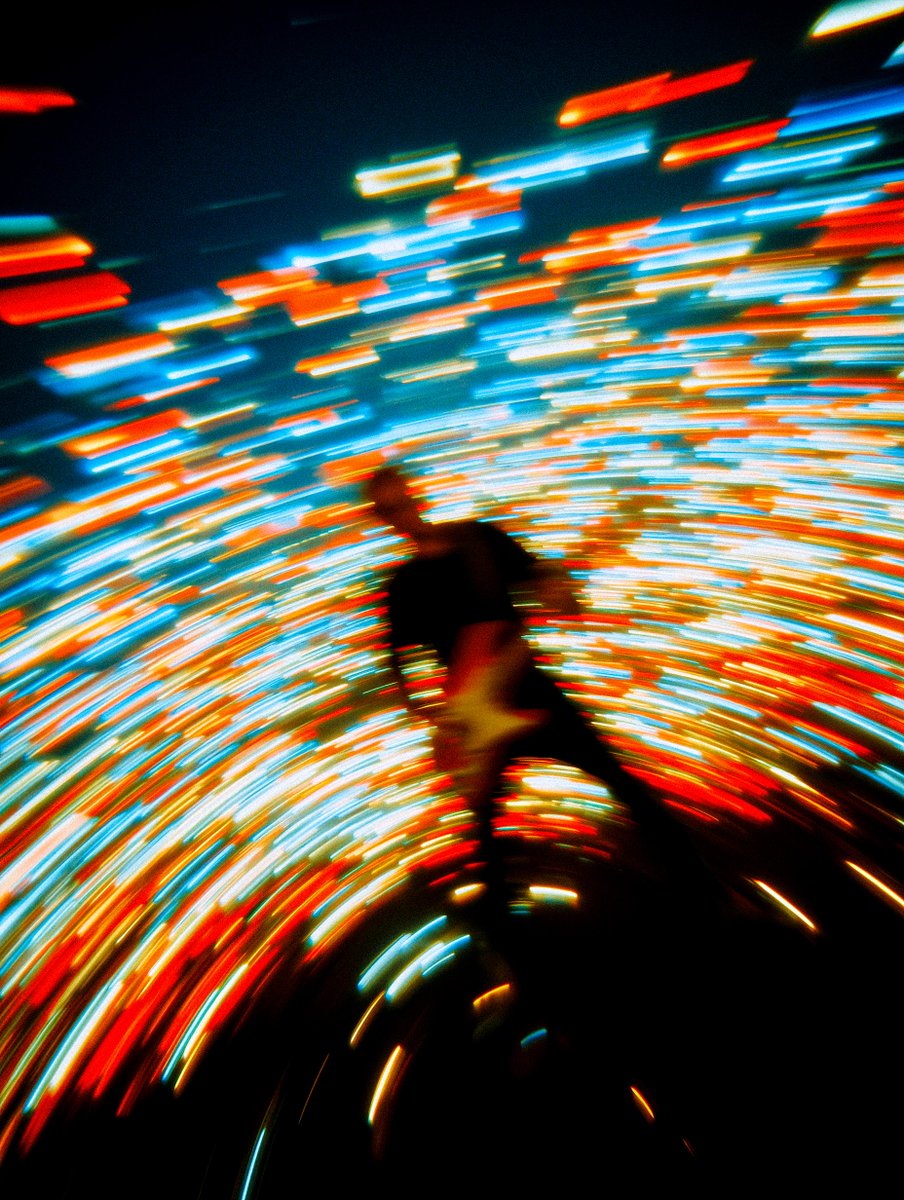 The_Sycomore's tweet image. One of my favorites, by far.  Prompt in alt

--sref 1252683055 2032231201 --exp 60