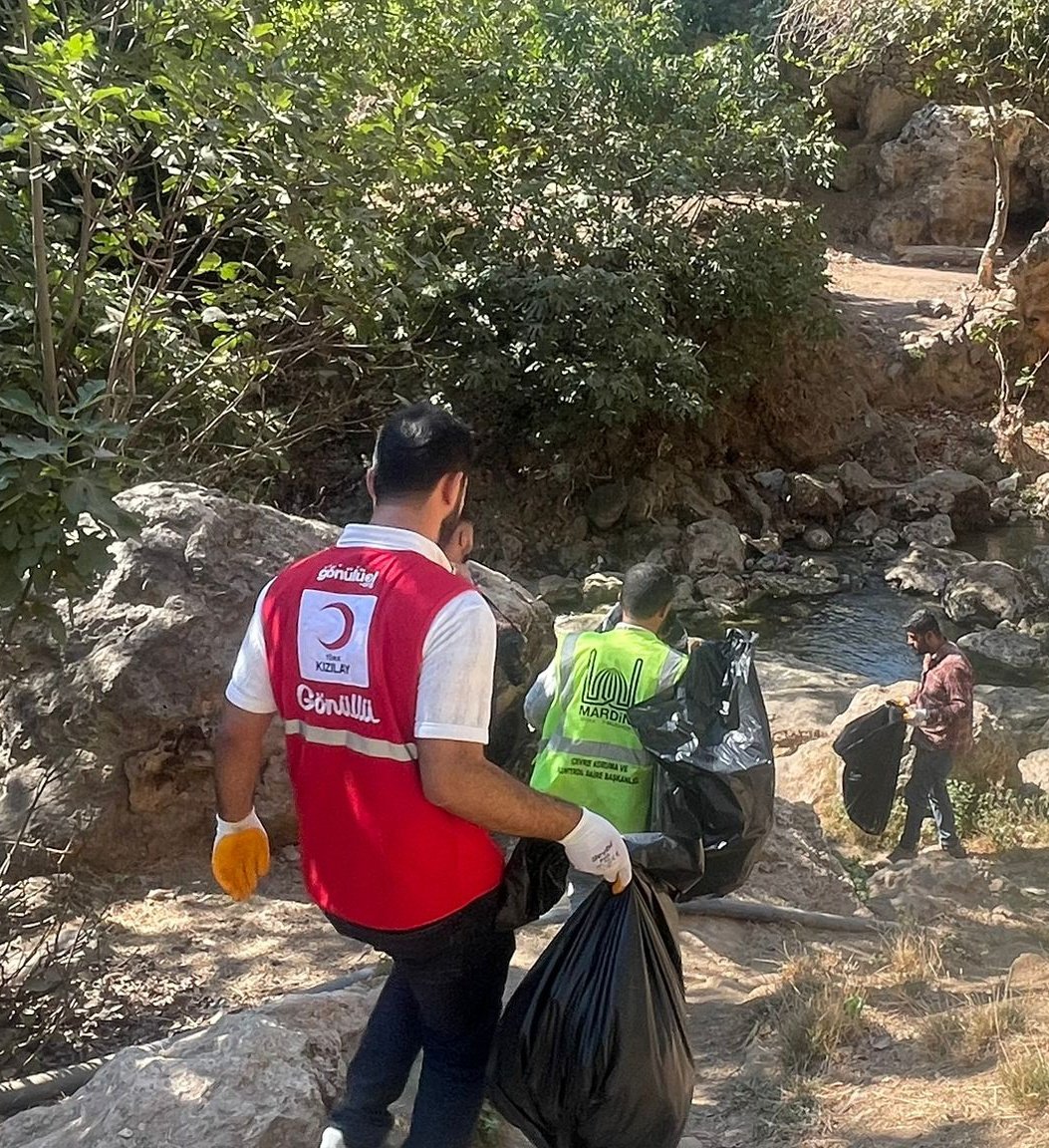 Mardin Genç Kızılay İl Başkanlığı, Kadın Kızılay gönüllüleri ve Mardin Çevre Koruma ve Kontrol Daire Başkanlığı katkıları ile Kızıltepe/Yüceli (Ğurs) Vadisi ve Şelalesi çevresinde temizlik ve çevre düzenleme çalışmaları gerçekleştirildi. #daimahazir🌙❤️