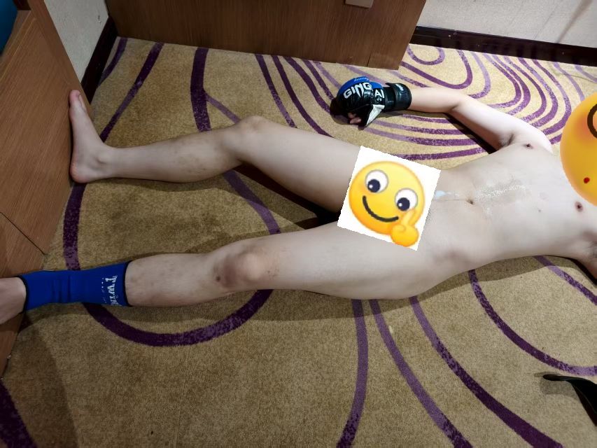 StarryseaLove's tweet photo. 上一条的后续。输了当然是要被玩弄！带着拳套的年轻拳手被玩到喷精……#拳击 #男斗 #性斗 https://t.co/easdhgsO6z