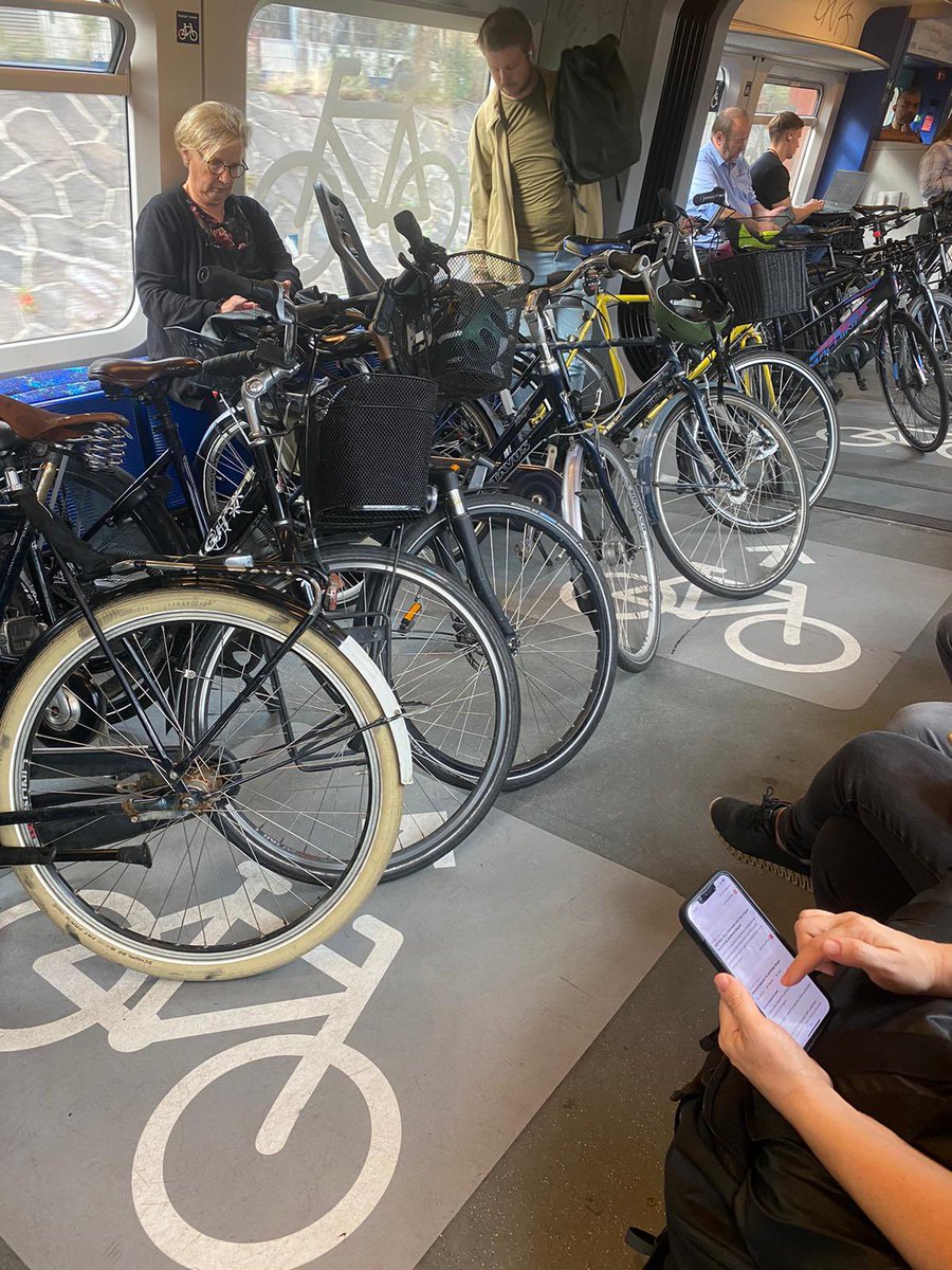 AlejandroCence2's tweet photo. El metro en Copenhague. https://t.co/uct4avKsAH