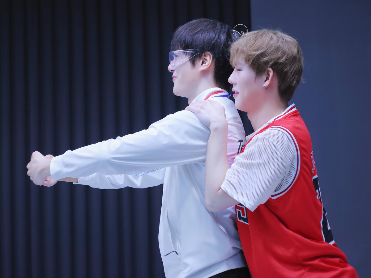 250907  헬로라이브 #민혁 #주헌

겁쟁이 둘이 농구공🏀 받겠다구......

(결국엔 받지두 못하구 그냥 귀여웠움💙💛)

#MINHYUK #ミニョク
#JOOHONEY #ジュホン
#몬스타엑스 #MONSTAX #MONSTA_X #モンスタエックス