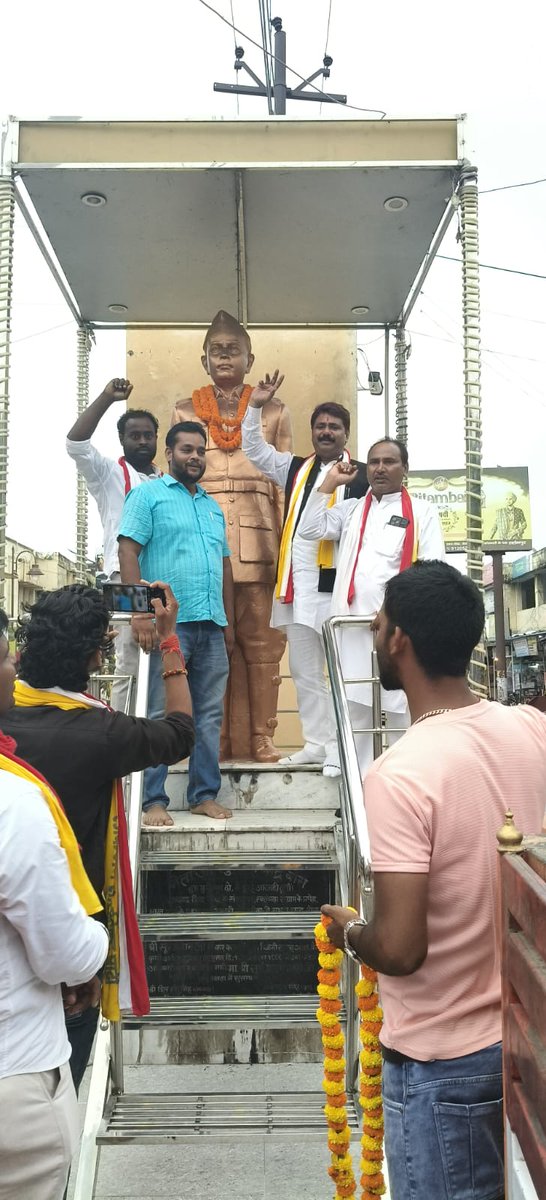 mohanvish12's tweet image. Dr virendra vishwakarma ji ke dwara Neta ji Subhash Chandra bhosh ka malyarpan kiya gya ...Deoria