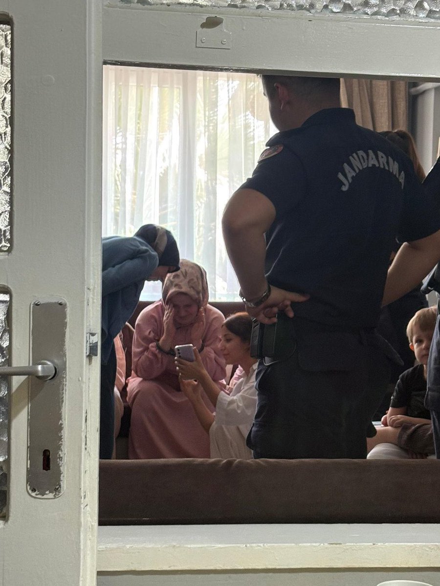 KHK’LAR ÖLDÜRÜYOR !!!

Alzheimer hastası #KHK'lı babasını kurtarmaya çalışırken hapse atılan Sueda Güngör, cezaevinde vefat eden babasının evine 1 saatliğine böyle kelepçeyle götürülmüş.

Cenazeyi de kelepçeyle telefonda izliyor 

KHK’lar öldürüyor, hem bedenleri hem vicdanları!