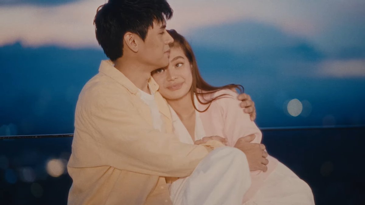 ABSCBNNews's tweet photo. Wala ka pang ginagawa, kinikilig na ako 🥰🎵

Dustin Yu and Bianca de Vera's chemistry was almost palpable as they starred in the music video of "Kinakabahan" by OPM band LILY released Thursday, September 11.

See for yourself through these screenshots. (📷: LILY  MUSIC/YouTube) https://t.co/ygjfwfjCxN