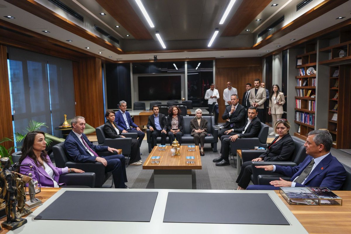 Genel Başkanımız Özgür Özel, Halkların Eşitlik ve Demokrasi Partisi Eş Genel Başkanları Tülay Hatimoğulları ve Tuncer Bakırhan ile partimizin Genel Başkanlığı Çalışma Ofisinde bir araya geldikten sonra ortak basın açıklaması düzenlendi.