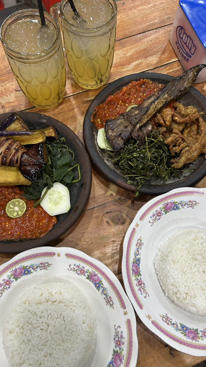 callmvy's tweet photo. @tanyarlfes makan penyetan https://t.co/HcueiXHNku