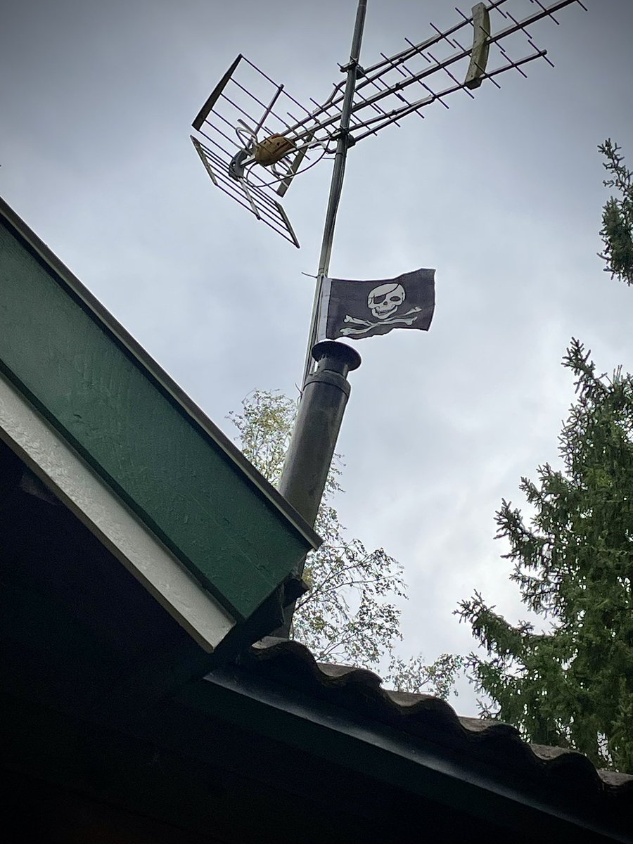 It is very windy today. Now I stay indoors.