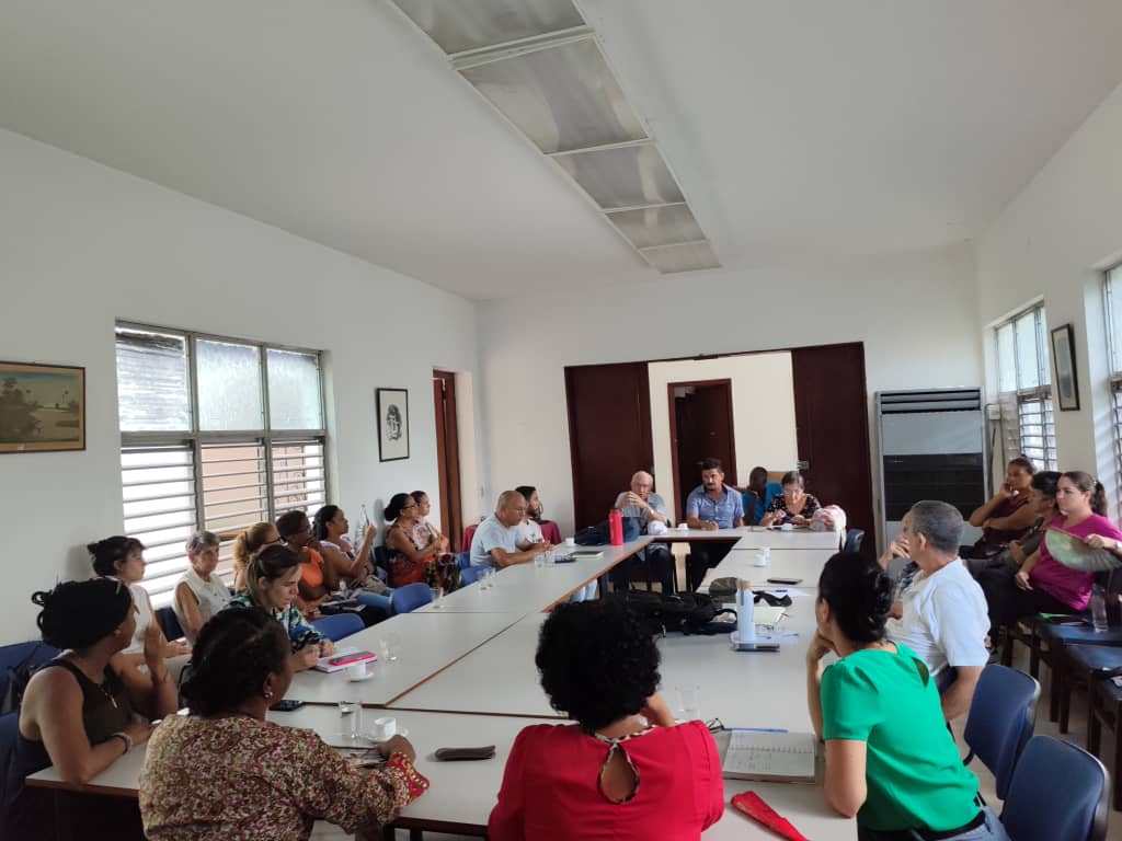 Visitan funcionarios de Asamblea Nacional del Poder  Popular  al CIEM,  como parte de intercambios con entidades  de <a href="/citmacuba/">Ministerio de Ciencia, Tecnología y Medio Ambiente</a> . Amplio debate sobre temas de interés como: resultados de proyectos de investigación, colaboración interinstitucional y salarios.  #CienciaCubana