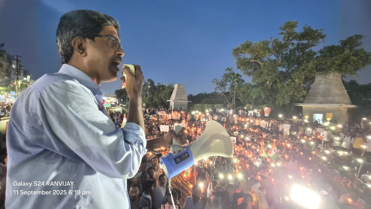 A massive protest was held in Patna today against the police lathi-charge carried out yesterday on contractual survey workers who had gone to the BJP office raising demands for reinstatement in their jobs and pressing their five-point charter. The protest march, which began at