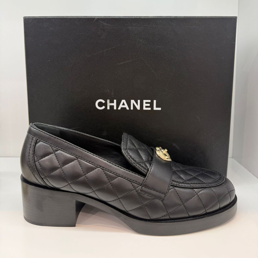 ellieBelleShop's tweet image. These shoes are more than just footwear; they are a statement of individual style and a celebration of Chanel's legacy in the world of haute couture. Shop today: elliebelle.com or visit our Ellie Belle boutique.
#elliebellestyle #chanel #chanelshoes