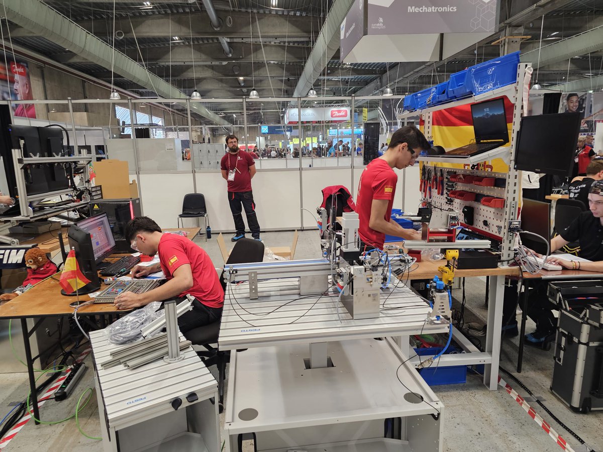 #euroskillsherning2025 Segundo día de competición para los alumnos de #CastillayLeon 👏👏👏👏👏<a href="/educacyl/">Educación JCyL</a> <a href="/Spainskills_fp/">Spainskills</a> <a href="/cifpjuanherrera/">CIFP Juan de Herrera</a> <a href="/MeneZamora/">CMZJ</a> <a href="/iesulaboralza/">iesulaboral</a> @colegio_sierrapambley
