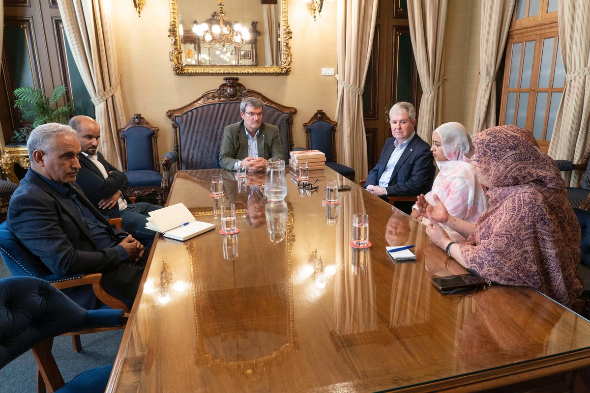 🇪🇭🅱️ <a href="/juanmariaburto/">Juan Mari Aburto</a> Alkateak Hasanito Mohamed Echbalal, Saharako Errepublika Arabiar Demokratikoko Gazteriako eta Kirolerako ministroa, hartu du, Saharako ordezkaritza batekin batera ➕ labur.eus/k1cvbfze

#BilbaoCoopera #30urteLankidetzan #Bilbao