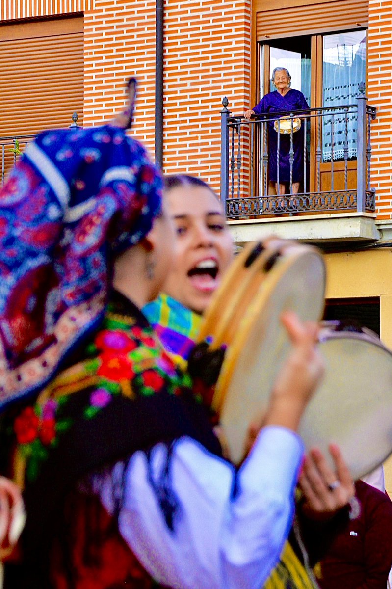 María y Arco pandereteando y cantando bonito mientras la Benita, con su vivaracha y limpia sonrisa, les acompaña discreta desde su balcón. 

Escenas espontáneas y bonitas que surgen en las fiestas rurales.

Saldaña, #Palencia.