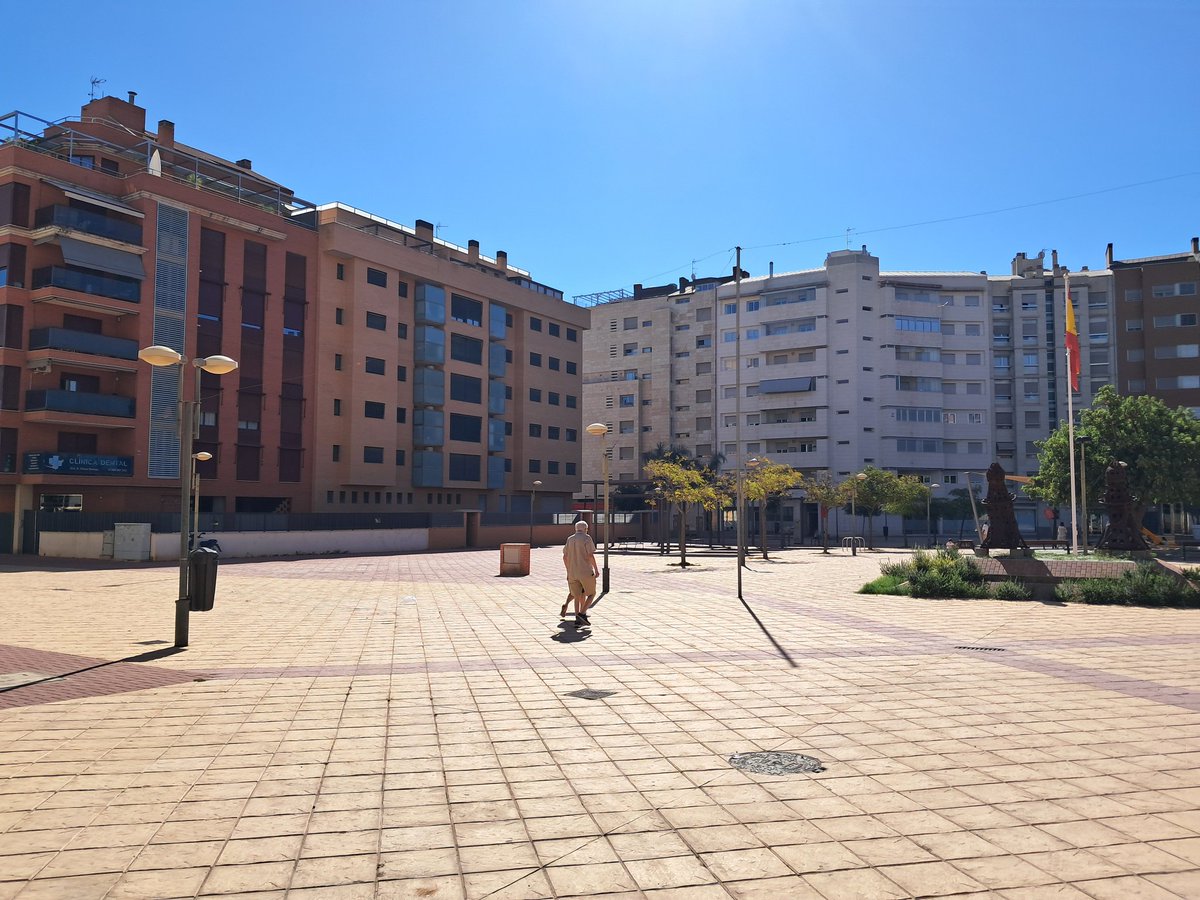 El urbanismo de <a href="/AytoMurcia/">Ayuntamiento de Murcia</a> es demencial.
Una ciudad con alrededor de 3.000h de sol anuales, tiene estas plazas de cemento para disfrute de ¿menores?, ¿3ª edad?
Es incomprensible que algo tan evidente no se cambie, radicalmente además.
Por cierto, justo detrás...¡disuasorio!