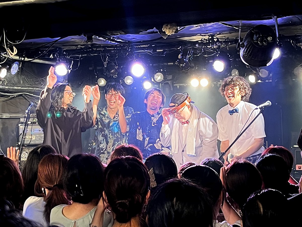 今夜は鶴とONIGAWARAと
ワイワイしてくれた皆様、
どうもありがとうございました💫
お互いのステージにも呼び込み合い
最後まで楽しい
TSURUGAWARA(？)でした！

改めて、下北沢LIVEHOLIC
10周年おめでとうございます🎂
5年ぶりの2マンを
ありがとうございました🤝