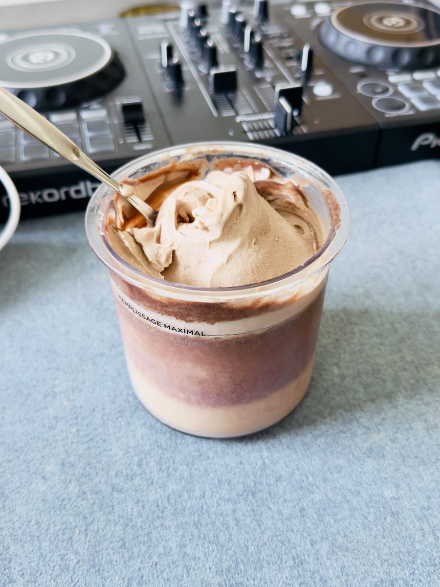 Love having my never ending itch for ice cream met while hitting my macros 🥹 full thing is around 350kcal with 60P for those curious.

I don't know how I could live without my Ninja creami anymore