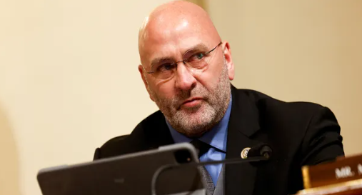 Pat77432407's tweet photo. CLAY HIGGINS DÉCLARE LA GUERRE AUX CELEBRATEURS DE L'ASSASSINAT DE CHARLIE KIRK : BAN PERMANENT ET PERMIS RÉVOQUÉS

(Fox News) - Le représentant républicain de Louisiane, Clay Higgins, a promis jeudi 11 septembre 2025 d'utiliser toute son influence au Congrès pour traquer et punir ceux qui ont "rabaissé" ou "célébré" l'assassinat de Charlie Kirk, abattu la veille lors d'un événement à l'Université de l'Utah Valley. 

Dans un message virulent sur X, Higgins exige une interdiction à vie sur toutes les plateformes technologiques pour tout contenu minimisant le meurtre, qualifiant les auteurs de "créatures maléfiques et malades". 

Il appelle à une tolérance zéro pour les discours haineux politiques violents, en visant non seulement les comptes utilisateurs mais aussi leurs entreprises (mise sur liste noire, révocation de licences et permis d'exploitation). 

Il va jusqu'à proposer l'expulsion des écoles et la révocation des permis de conduire pour ces individus, affirmant lancer "ce combat aujourd'hui" pour venger un "beau jeune homme" dédié à la vérité conservatrice.

https://t.co/QkV2t9jY5M