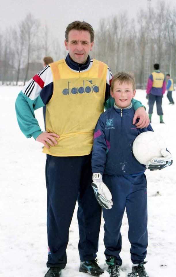 derossemagier's tweet photo. Ik kwam door het heengaan van Raoul Peeters deze parels tegen op Facebook.
Jaren ‘90 ❤️ https://t.co/5j3FeiJCG9
