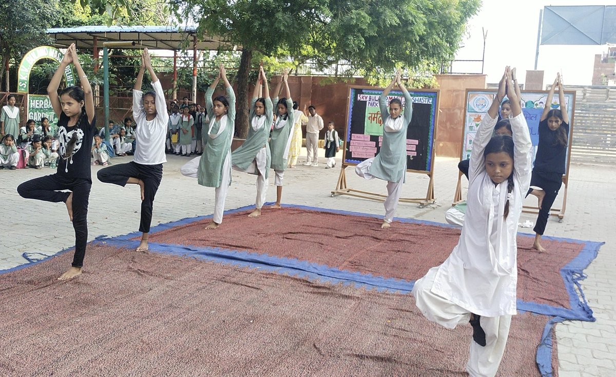 SKVbmsp1105236's tweet photo. "जीवन अनमोल है" celebration week is started.

#doe
#delhigovtschool 
#aerobic 
#yoga 
#lifeisprecious 
#jeevananmolhai 
#lifelesson 
#forstudents https://t.co/g5eV661ypu