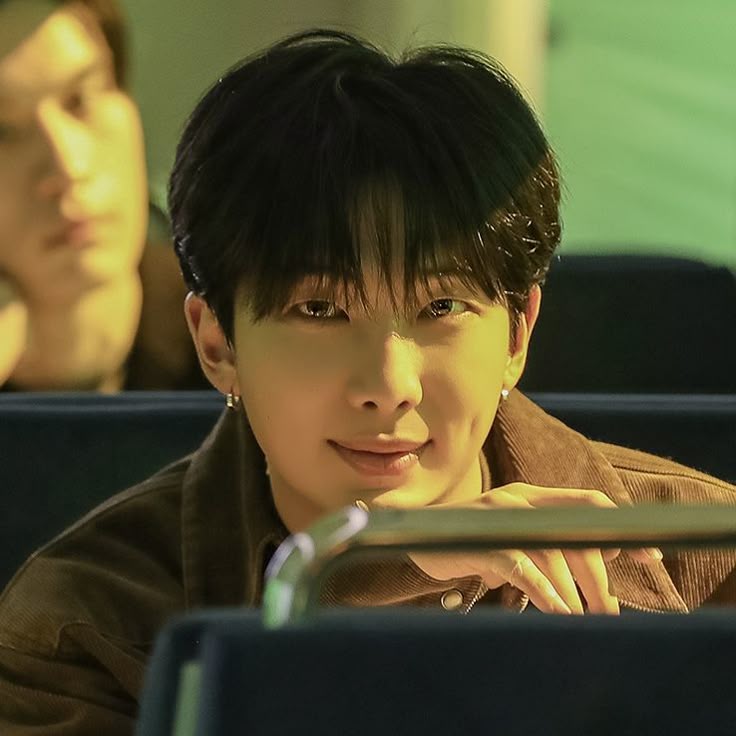 توییت رو دیدی ریپ بزن آرمی

HAPPYBIRTHDAYRM
INSILVERCLOUDSWITHRM
KEEPSHININGNAMJOON
#HappyNamJoonDay 
#HappyBirthdayRM 
#RMDay2025