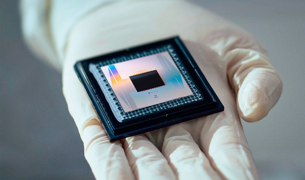 QuantaMagazine's tweet image. According to quantum field theory, forces like electromagnetism and the strong force emerge from quantum fields, fluidlike entities that fill the universe. Recently, physicists used this Google quantum processor to simulate dynamics of a quantum force field.…