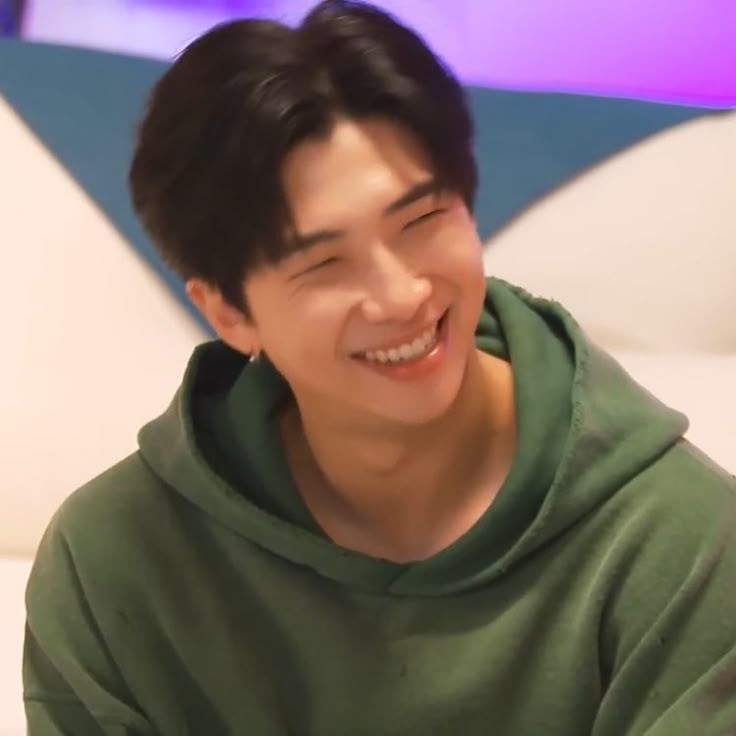 قطعا نامجون صاحب خوشگل ترین لبخند دنیاس:*)

HAPPYBIRTHDAYRM
INSILVERCLOUDSWITHRM
KEEPSHININGNAMJOON
#HappyNamJoonDay 
#HappyBirthdayRM 
#RMDay2025