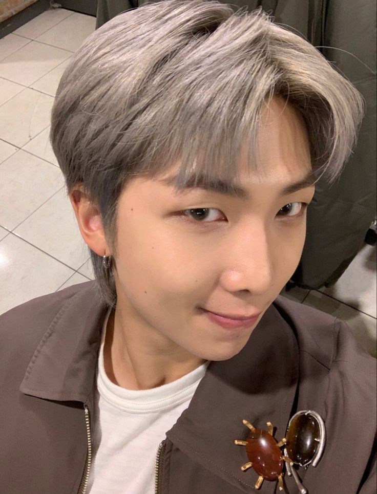 انسان های داغ تو ترندینگ تولد پدر شرکت می‌کنند

HAPPYBIRTHDAYRM
INSILVERCLOUDSWITHRM
KEEPSHININGNAMJOON
#HappyNamJoonDay 
#HappyBirthdayRM 
#RMDay2025