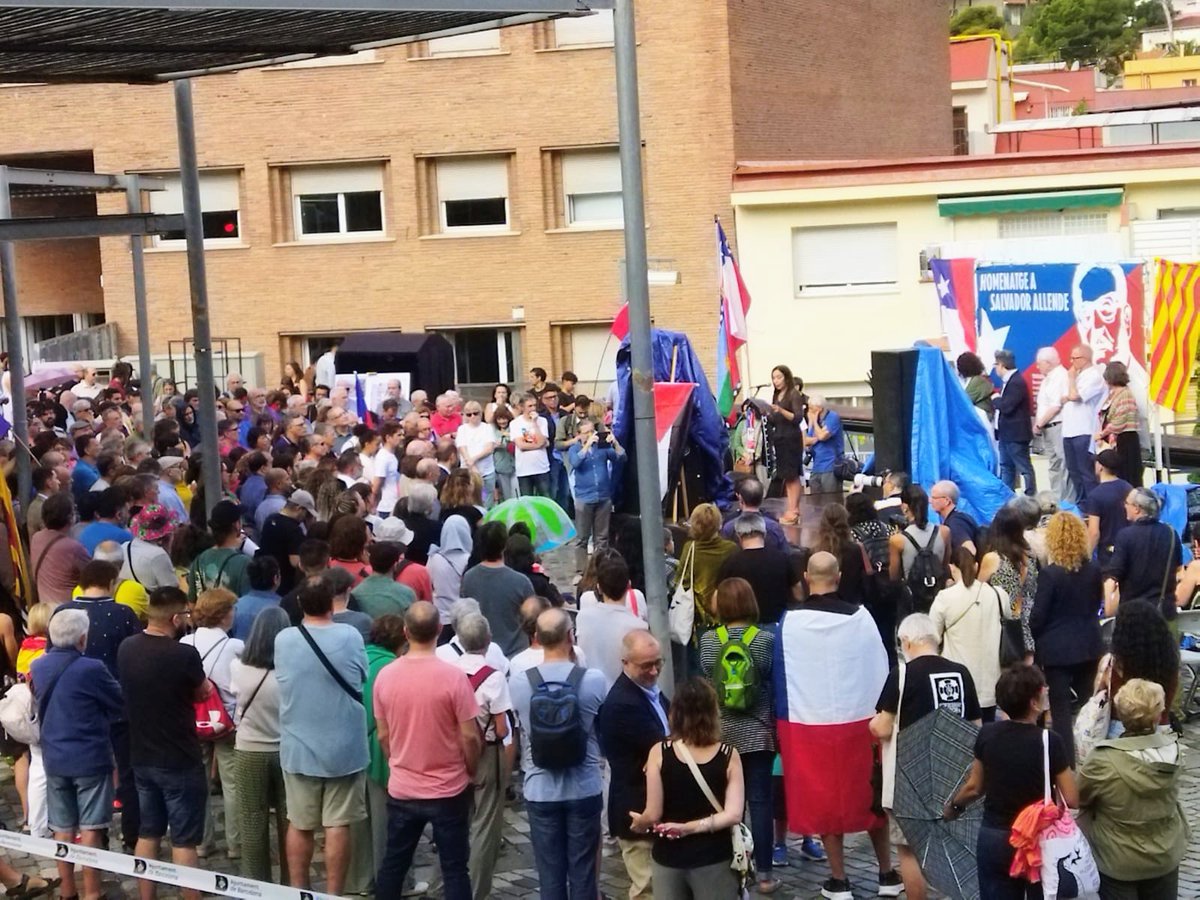 Avui hem recordat Salvador Allende a la Plaça que porta el seu nom, a Barcelona, en els 55 anys de la Unitat Popular ✊🇨🇱

La seva lluita per una via al socialisme democràtica i popular continua sent far i exemple. 

#AllendeVive #PSUCViu