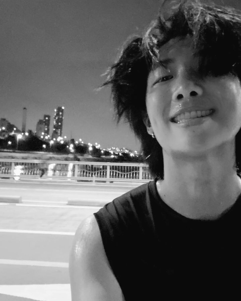 오지게 사랑한다. 그것만 알아둬라.

#남준아_생일축하해
#변화는있어도_변함은없는_RM사랑
#남준만의_속도와_방향을_응원해
#나잇값하라구요_남준이는싫어용
#오늘도Namjooning
#HappyRMDay