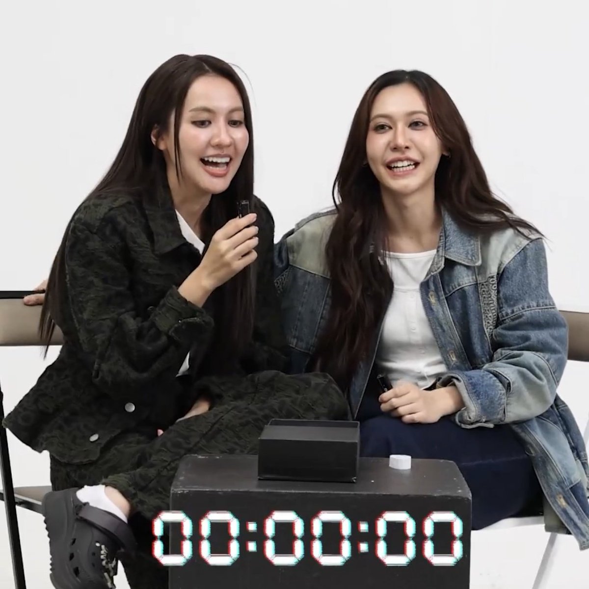 เพิ่งสังเกต ขนาดเก้าอี้ไม่ได้อยู่ติดกัน แต่ยัยน้องก็ยังอุตส่าห์เอื้อมมืออ้อมไปจับพนักพิงเก้าอี้ด้านหลังของคนพี่อะ จะโอบก็โอบ แม่ไม่ว่า นั่งตักกันก็ทำมาแล้ว อยากทำไรทำเลยลูก