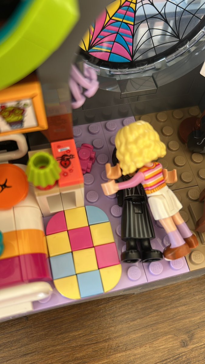 sorry not for posting, here’s my lego enid and wednesday kissing bc of the lack of wenclair in s2 ☺️