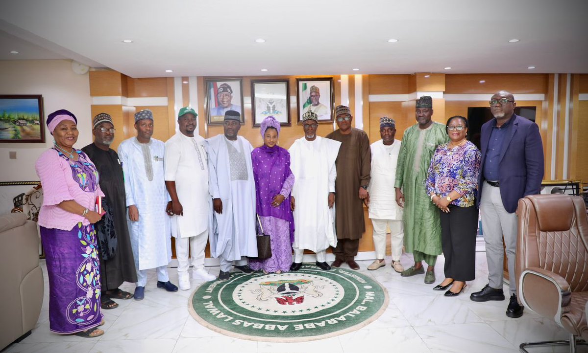 FMEnvng's tweet photo. Minister of @FMEnvng @BalarabeAbbas_ met State Environment Commissioners to boost collaboration on climate action. Key points: COP26 prep, EIAs, Clean Cooking Policy &amp; Circular Economy Roadmap all driving a greener, united Nigeria. https://t.co/LyDjMGfPvj