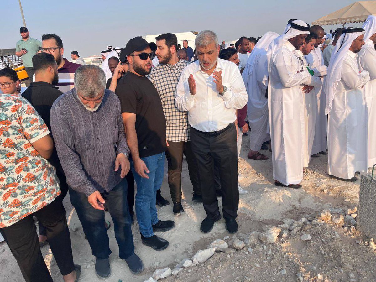 🔴 🇶🇦| Qatar&gt; L’Etat frère du Hamas publie des photos des funérailles des victimes de l'attaque israélienne à Doha, auxquelles a assisté l'émir du Qatar, Cheikh Tamim ben Hamad Al Thani. Selon le communiqué, des responsables du Hamas étaient également présents. Parmi les