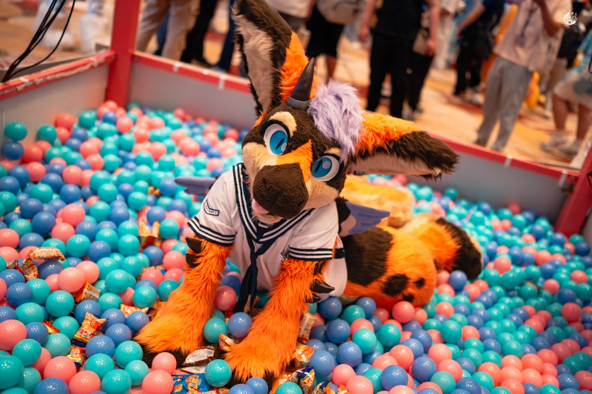 遊んでくれる～？👅👅

#FursuitFriday