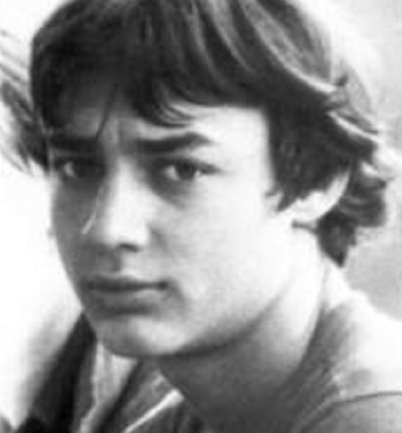 11/09/1978. Barcelona. Un policia de la Brigada Político-Social de paisà s'acosta a Gustau Muñoz i li engega un tret. Tenia 16 anys. Era antifeixista, marxista i independentista.

Ni es va investigar ni es va jutjar mai.

Avui fa 47 anys.

Bona Diada.

Visca la terra ✊🏻